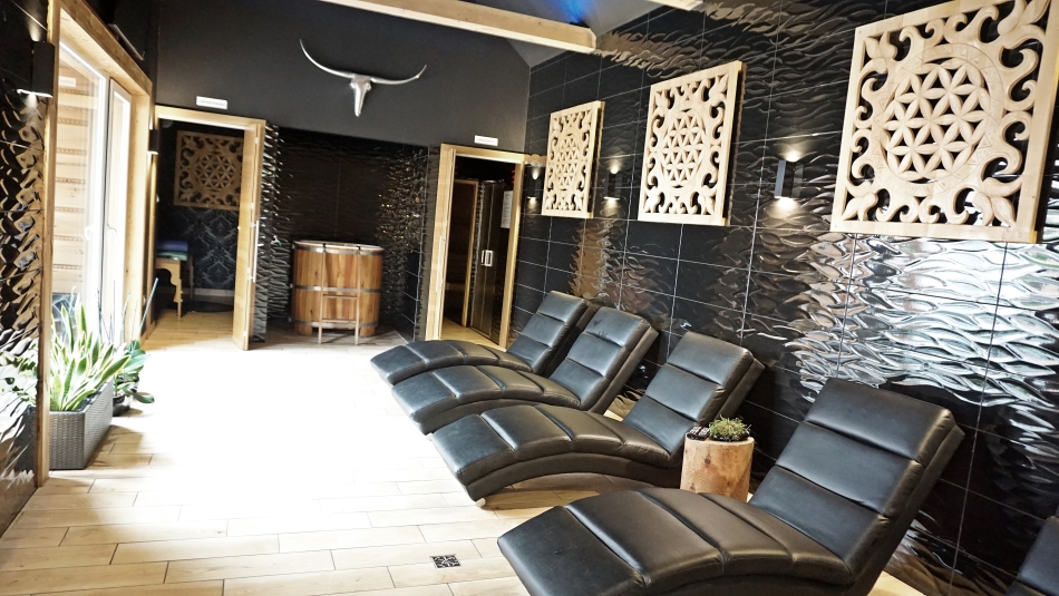 Bacówka Radawa Spa sauna, strefa relaksu, czarne fotele, HAART.pl blog diy