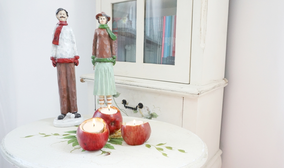 Świeczniki z jabłek. Jabłka ze świeczkami, malowany stolik, drewniane figury - haart.pl blog diy zrób to sam 