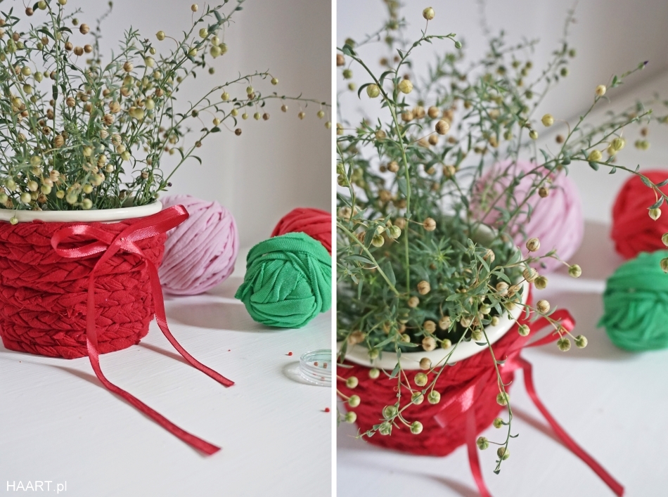 Osłonka na doniczkę ze sznurka. KOlorowe bawełniane sznurki, kokarda, doniczka, kwiaty. HAART blog DIY