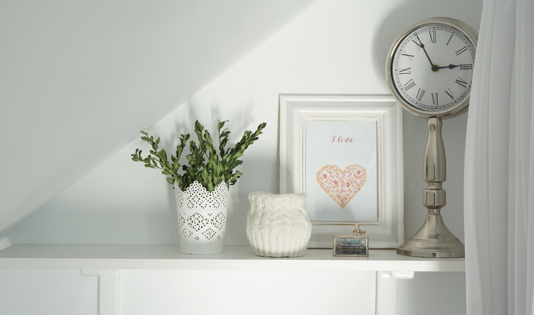 Osłonka na odświeżacz. Półka z ażurową doniczką, ramką, pozytywką i zegarem. HAART blog diy