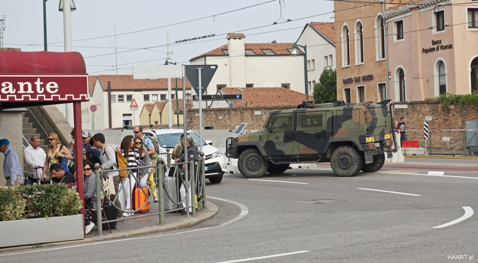 samochód wojskowy na Piazzale Roma