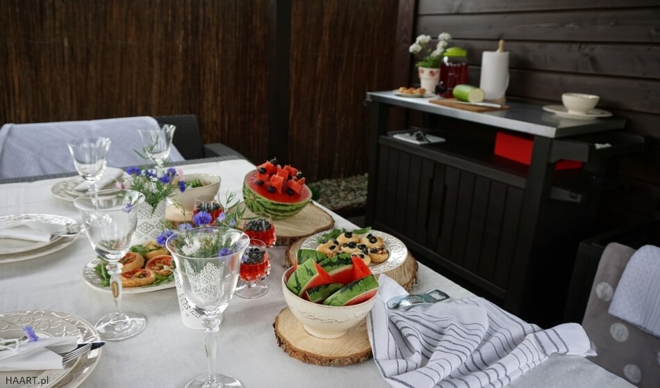 przyjęcie w ogrodzie, stół z przekąskami i deserami