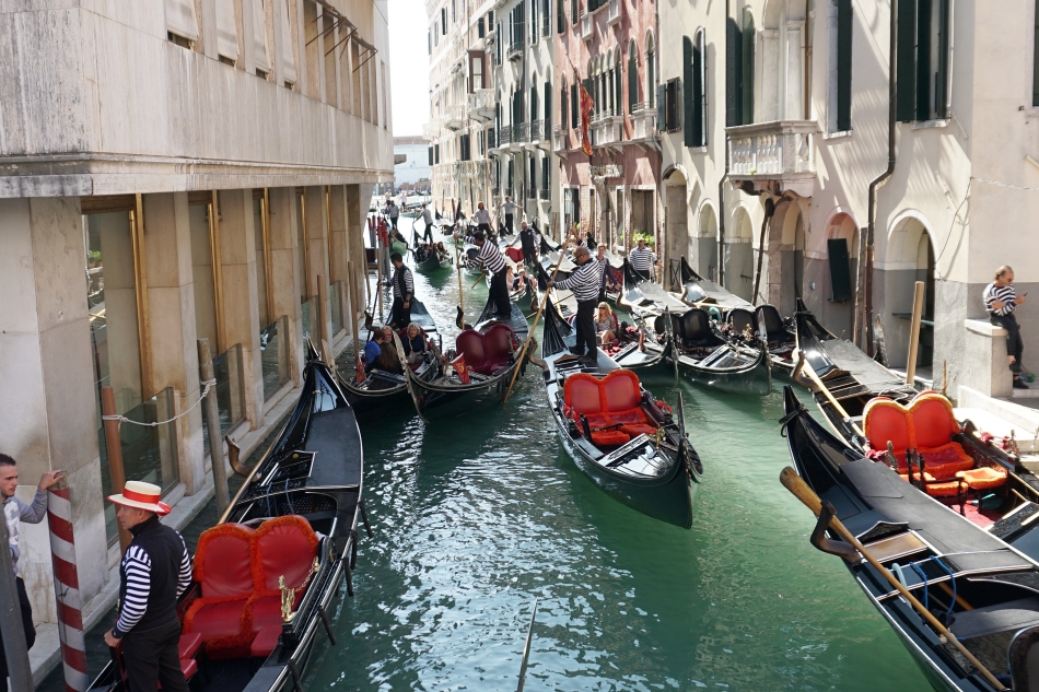 Wenecja gondole w waskim kanale