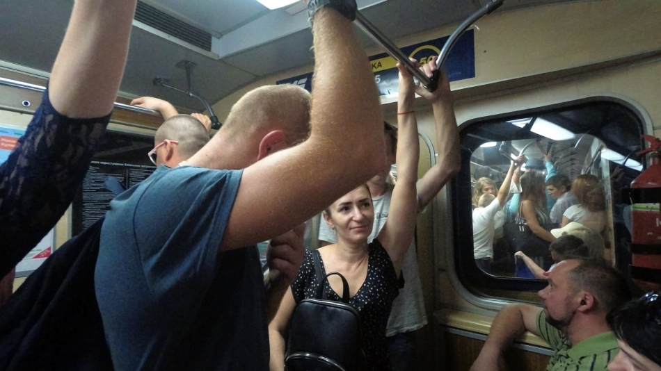 pasażerowie w metrze