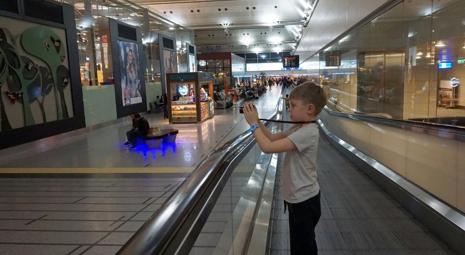 lotnisko ataturk istambuł ruchomy chodnik dziecko