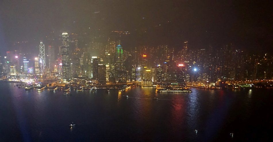 panorama wyspy hong kong z wieżowca sky100 wieczorem