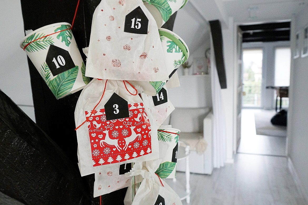 Kalendarz adwentowy z kubków i torebek