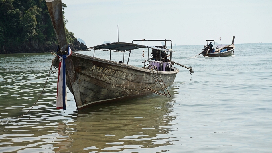 tajlandia noppharat thara beach, zacumowana łódź