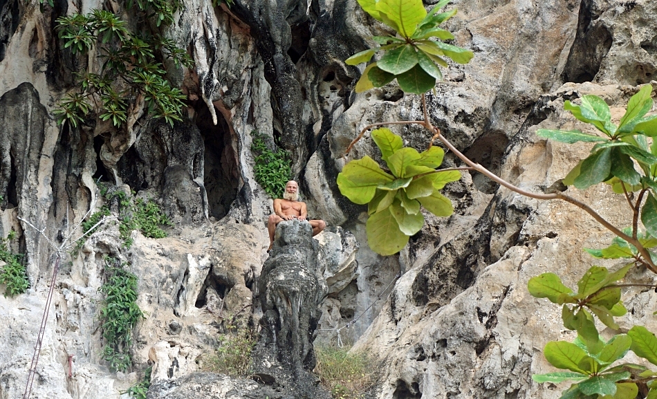 mężczyzna na skałach phra nang plaża beach skały jaskinia