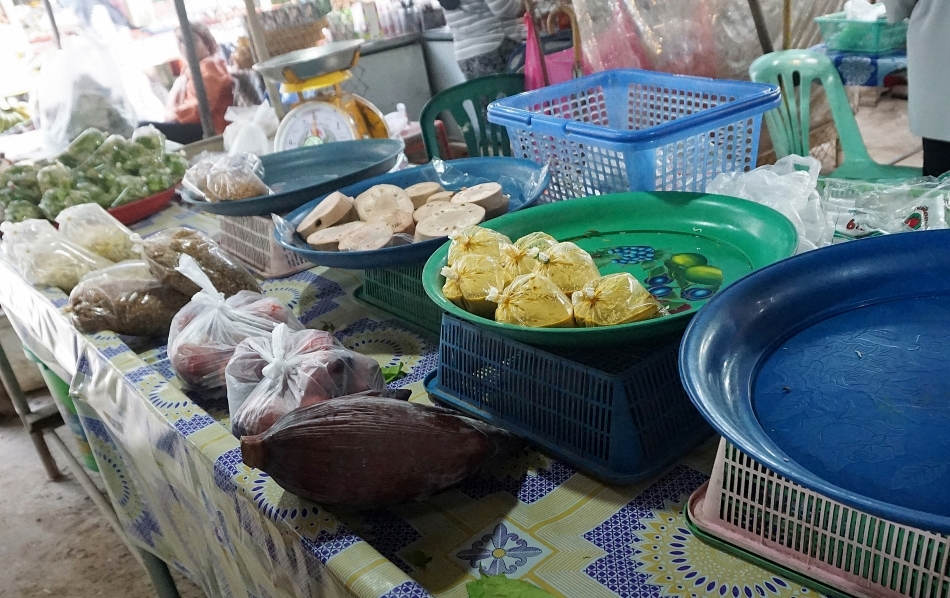 owoce i warzywa na tajskim targu