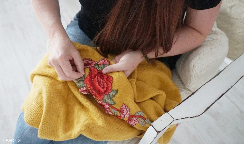 Doszywanie aplikacji, sweter z kwiatami