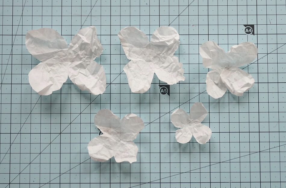 Kwiaty z białego papieru