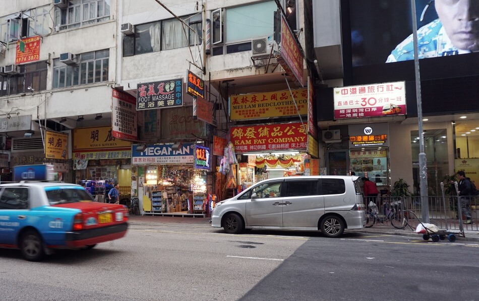 Sklepiki na Shanghai Street w Hong Kongu