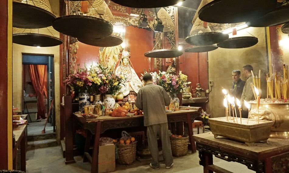 Atrakcje Hong Kongu świątynia Man Mo wnętrze, stół ofiarny