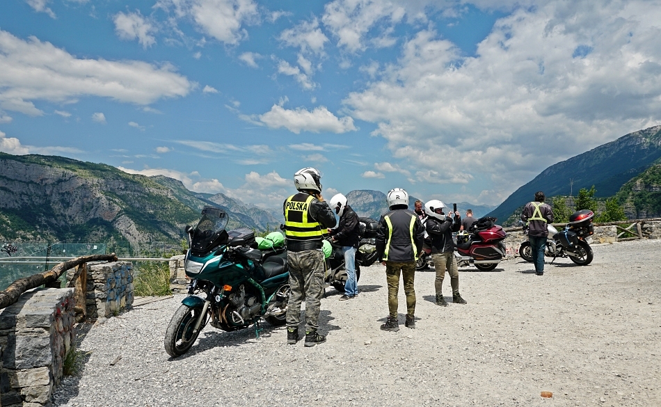 Góry Przeklęte, motocykliści na view point, albania na własną rękę