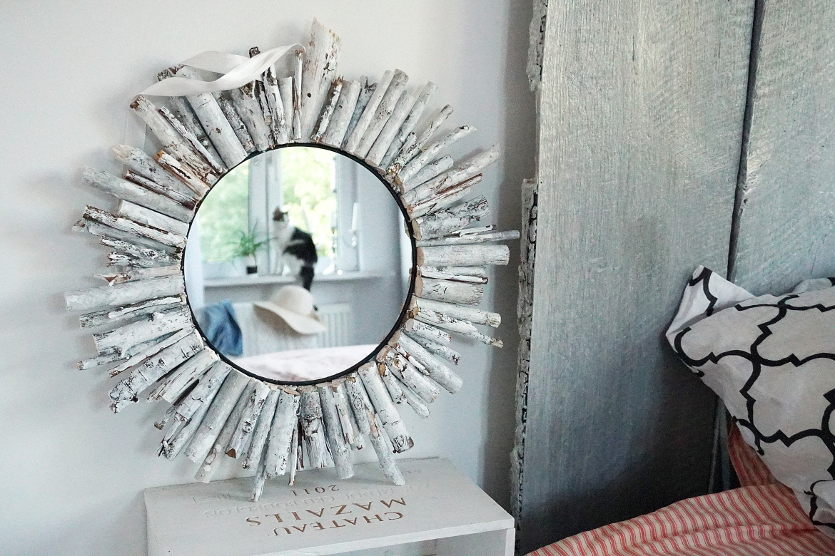 lustro słońce z białych patyków