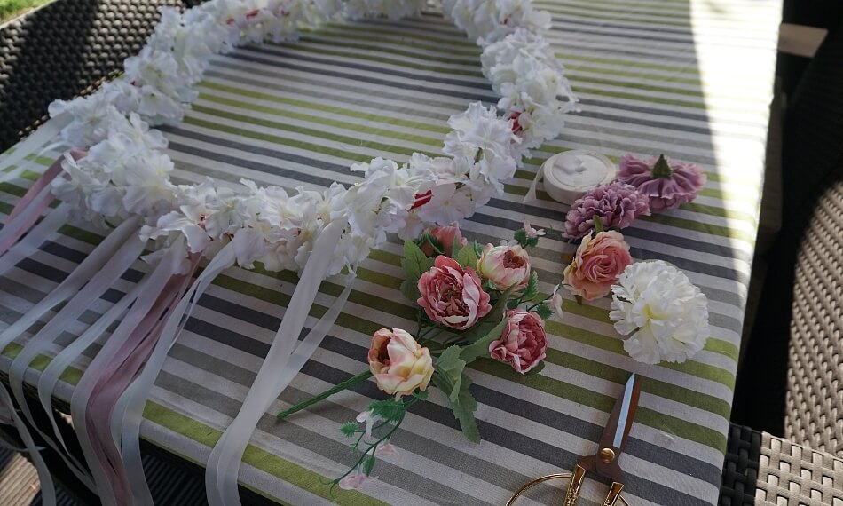 dekoracja ślubna z kołem i kwiatami diy