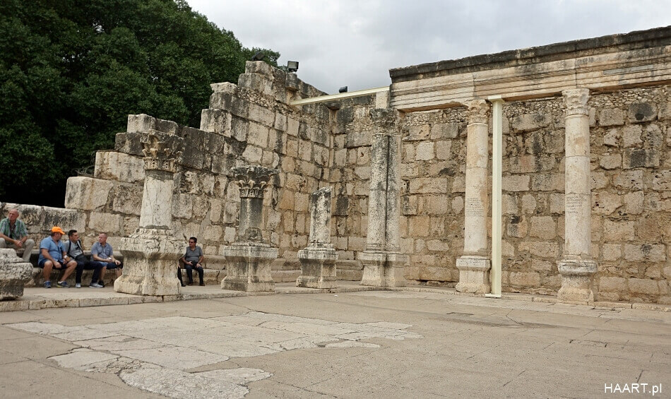 wejście do białej synagogi w Kafarnaum izrael północny
