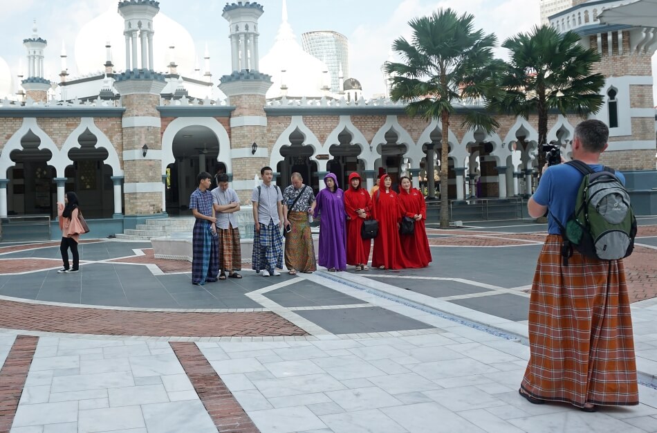 meczet jamek zdjęcie grupowe turystów malezja