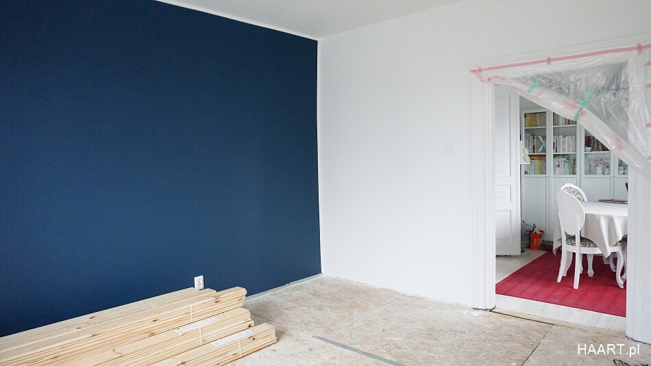 niebieska ściana w salonie