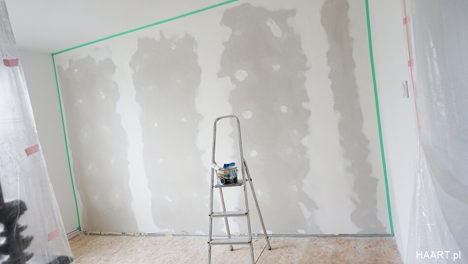 malowanie ściany w salonie