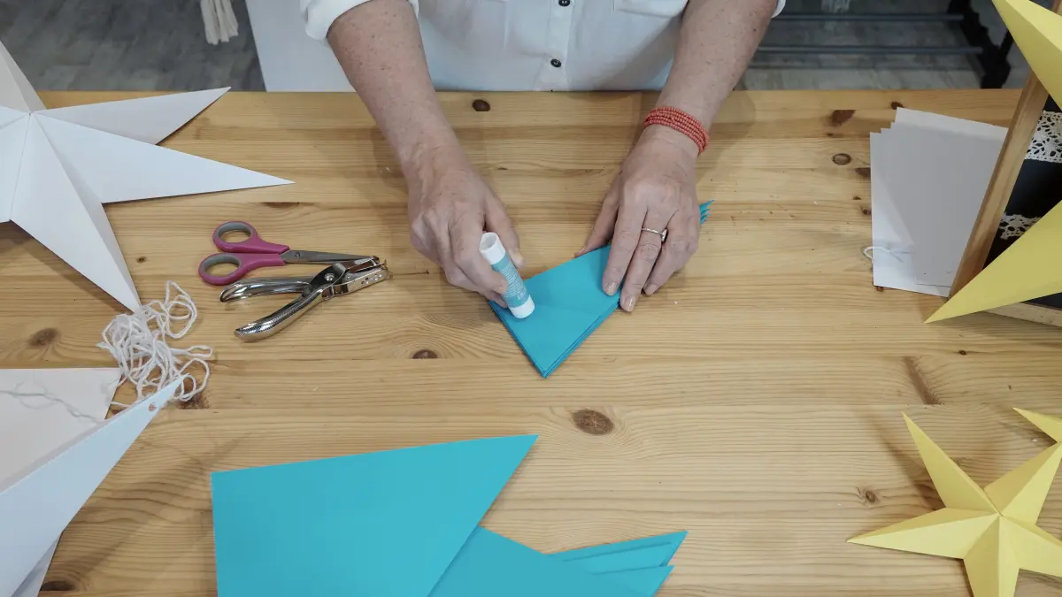 sklejanie gwiazdy z papieru