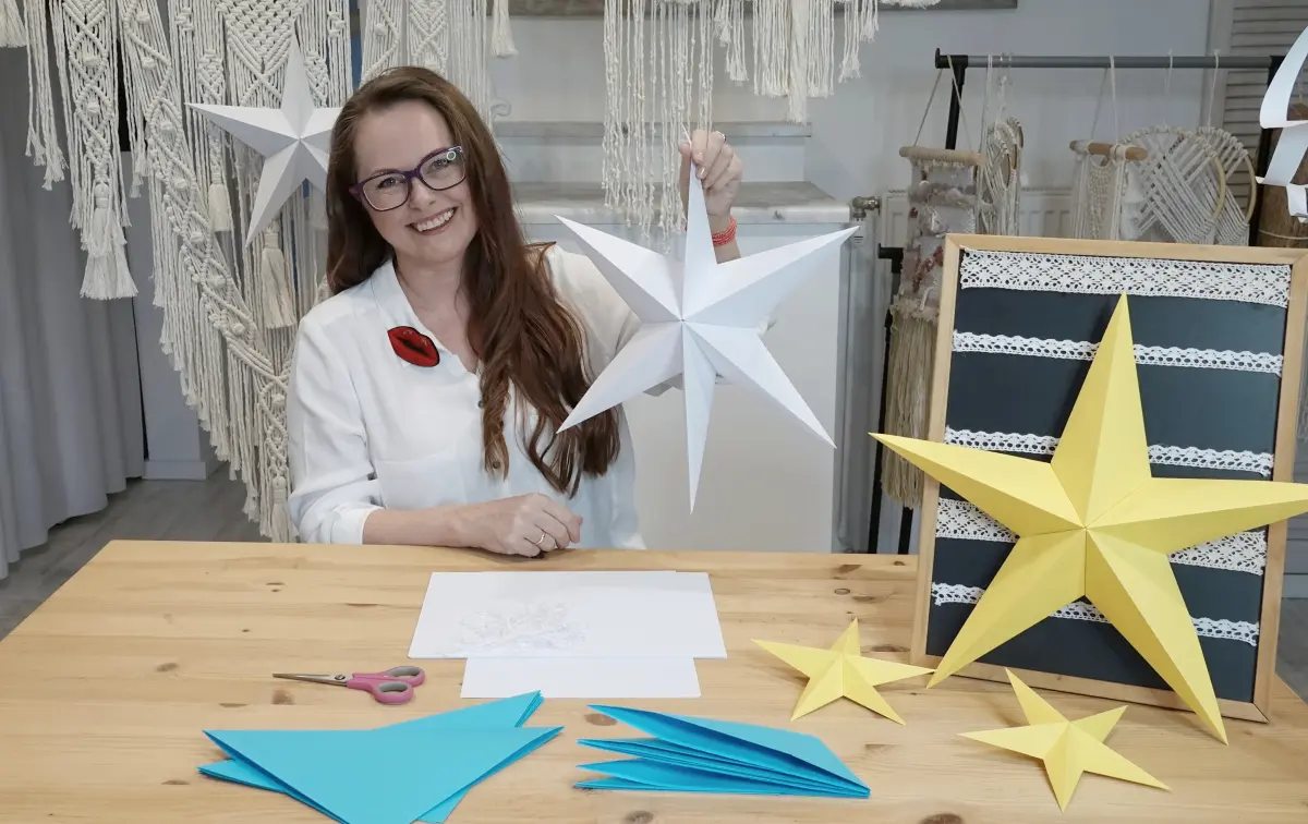 dużą świąteczna gwiazda z papieru