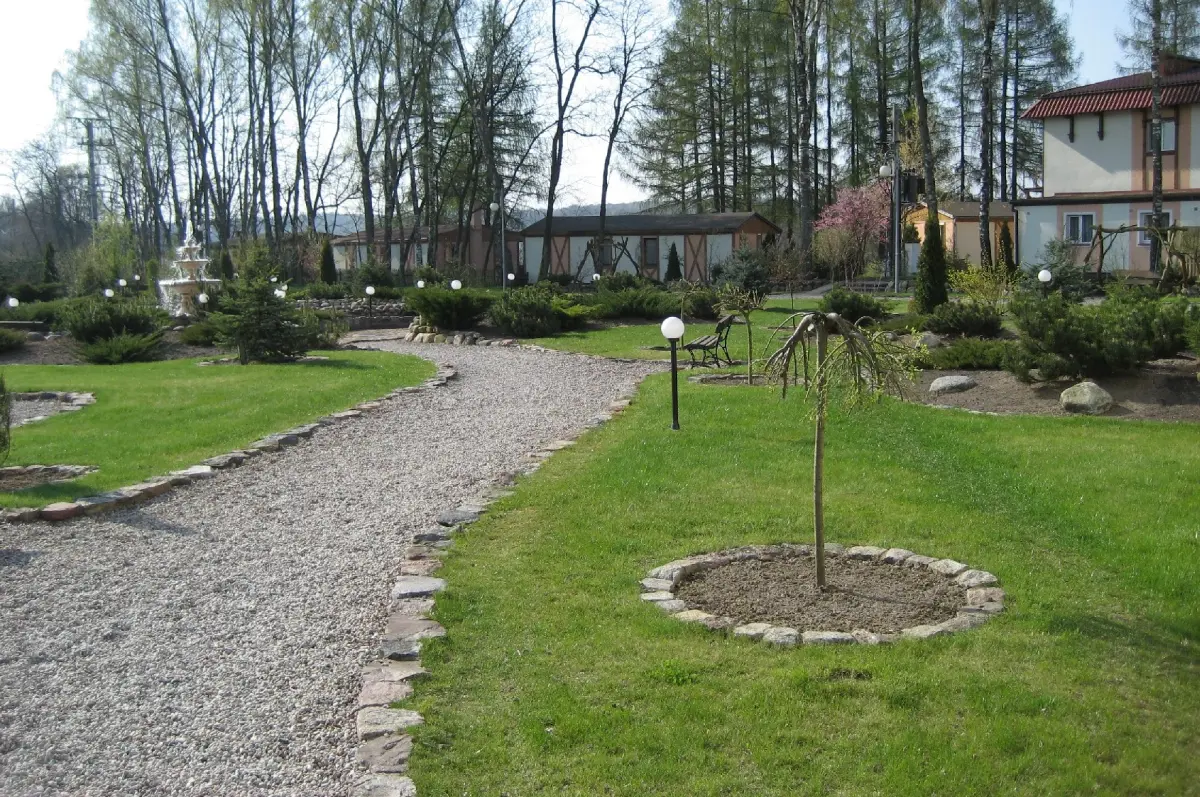 ścieżki w ogrodach
