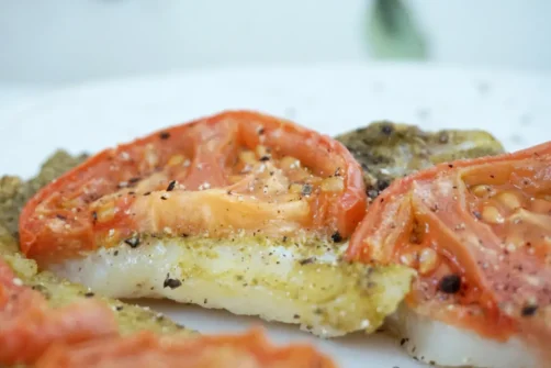 ryba z pesto i pomidorami
